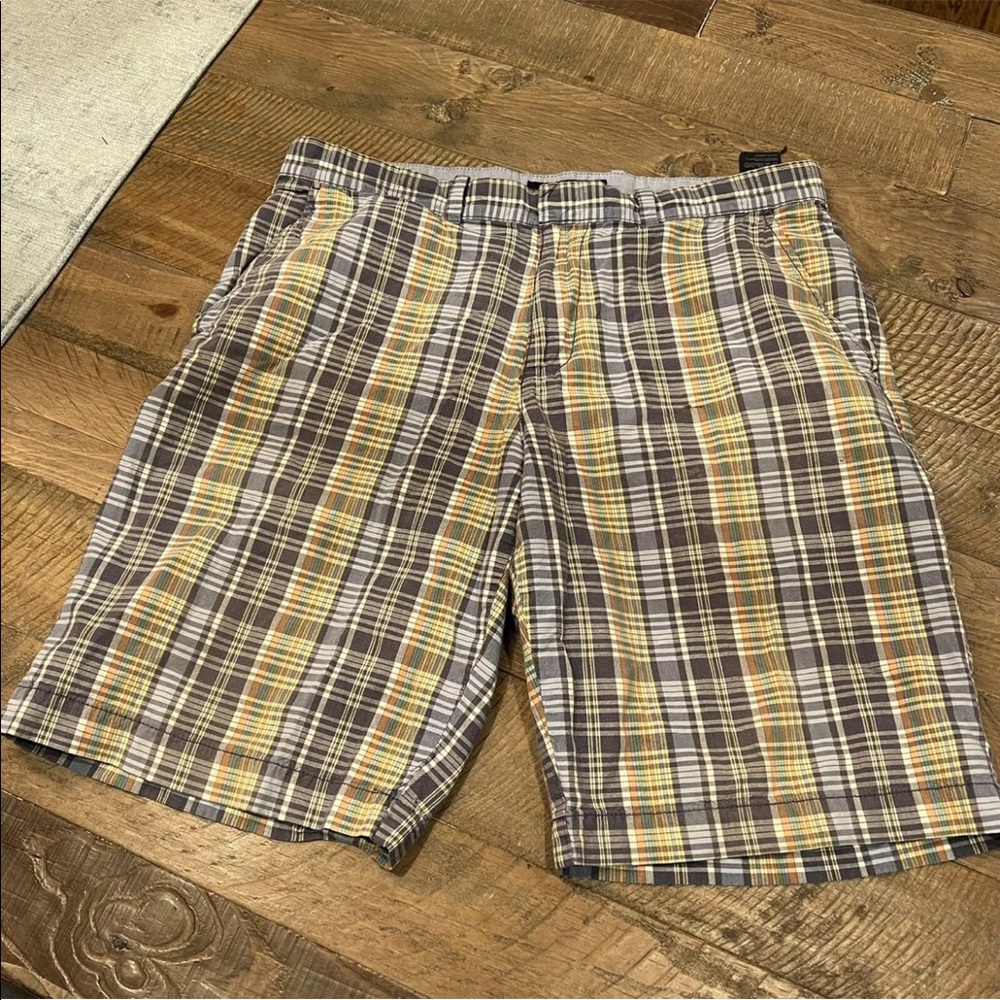 Tommy Hilfiger Men's Sz 34 Casual Shorts Multi-Color Plaid Pleated Front Pockets